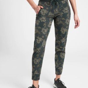 AthletaTrekkie North Printed Jogger Terra Firma Olive 6P Petite EUC